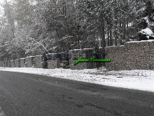 Oryginalne ogrodzenie z gabionów - zima