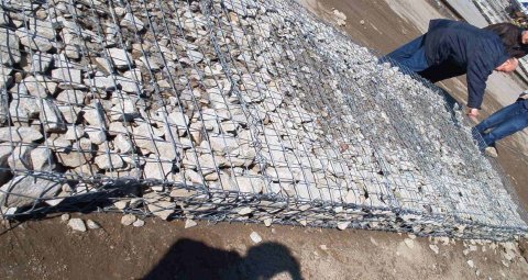 Matereac gabionowy przygotowywany do ułożenia na dnie
